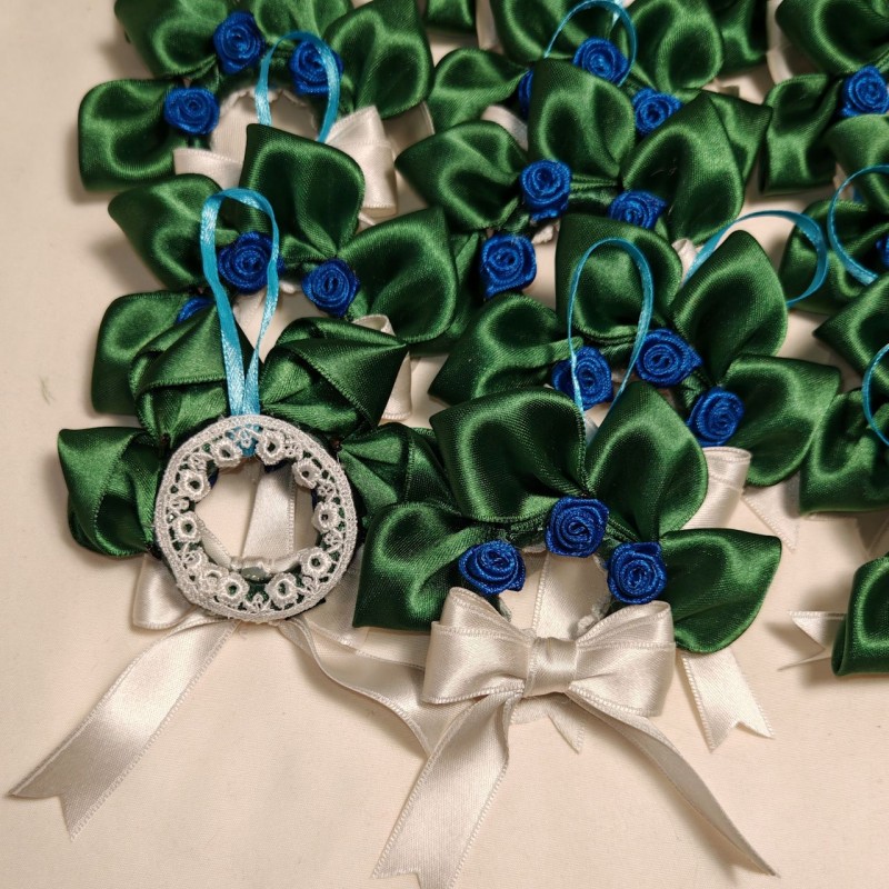 Bomboniera da 4 cm di diametro con gancio, o calamita, o spilla.