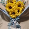 Bouquet con 5  girasoli  in tessuto con fiocco bianco e verde, pampas e farfalle decorative