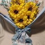 Bouquet con 5  girasoli  in tessuto con fiocco bianco e verde, pampas e farfalle decorative