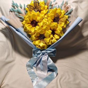 Bouquet con 5  girasoli  in tessuto con fiocco bianco e verde, pampas e farfalle decorative