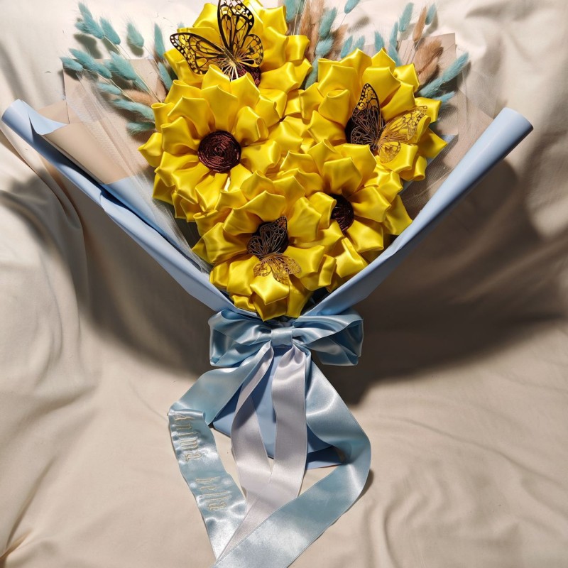Bouquet con 5  girasoli  in tessuto con fiocco bianco e verde, pampas e farfalle decorative