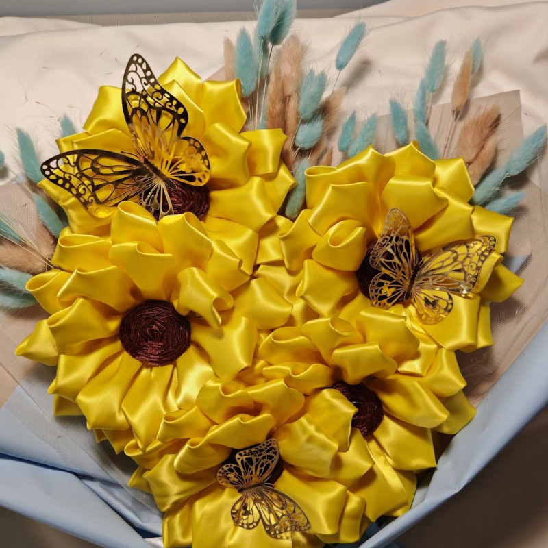 Bouquet con 5  girasoli  in tessuto con fiocco bianco e verde, pampas e farfalle decorative