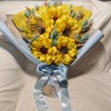 Bouquet con 5  girasoli  in tessuto con fiocco bianco e verde, pampas e farfalle decorative
