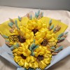 Bouquet con 5  girasoli  in tessuto con fiocco bianco e verde, pampas e farfalle decorative