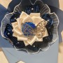 Bouquet con 7 rose blu e un girasole grande