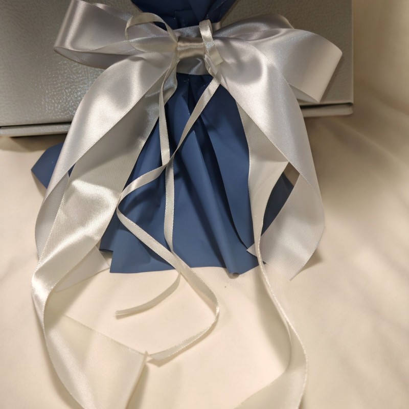 Bouquet con 7 rose blu e un girasole grande