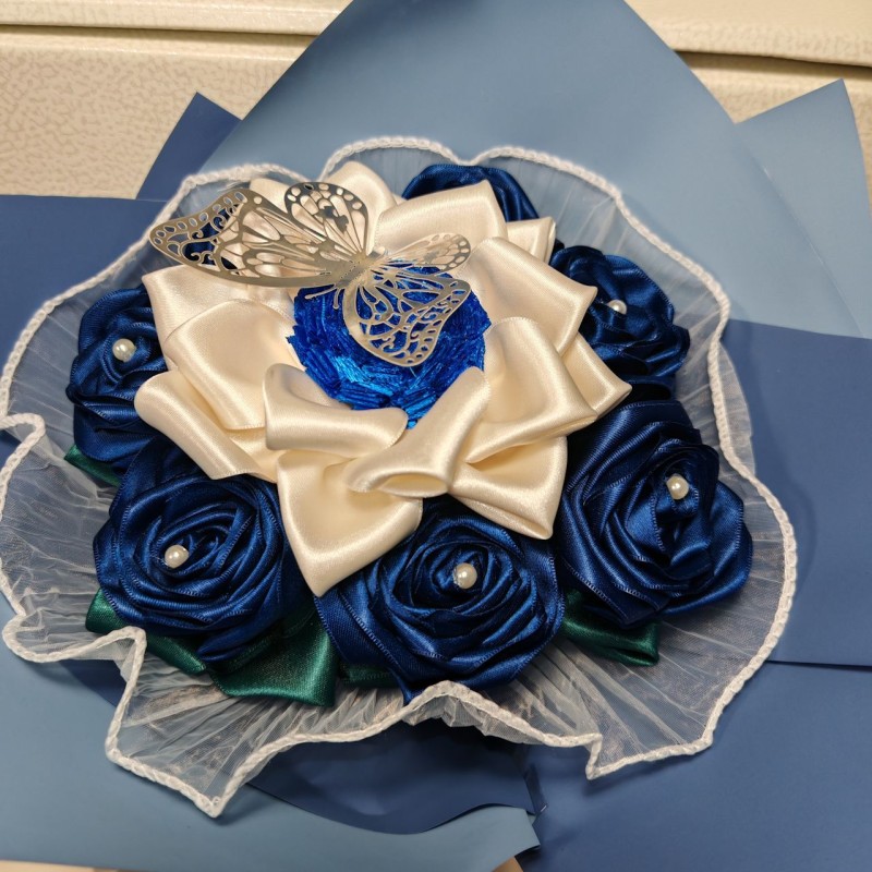 Bouquet con 7 rose blu e un girasole grande