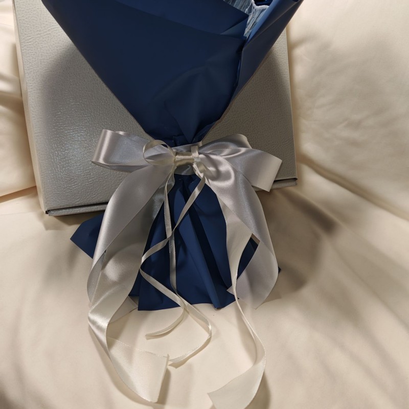 Bouquet con 7 rose blu e un girasole grande