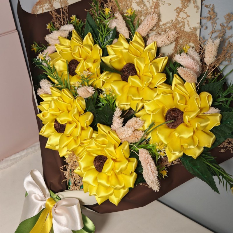 Bouquet con 5  girasoli  in tessuto con fiocco bianco e verde