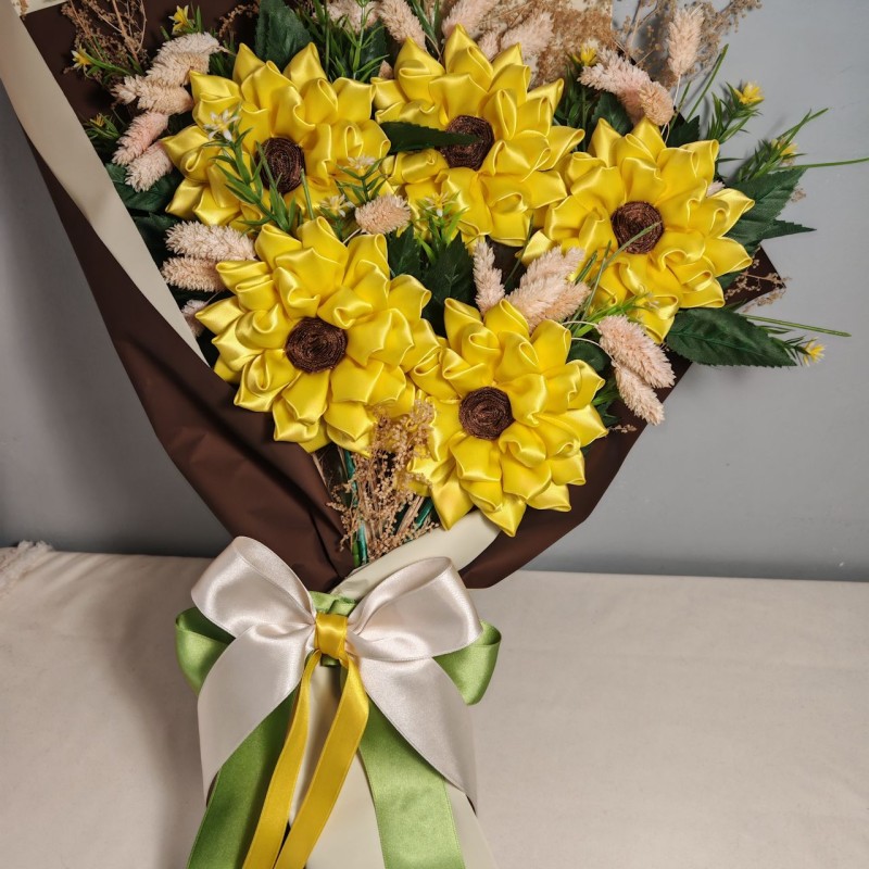 Bouquet con 5  girasoli  in tessuto con fiocco bianco e verde