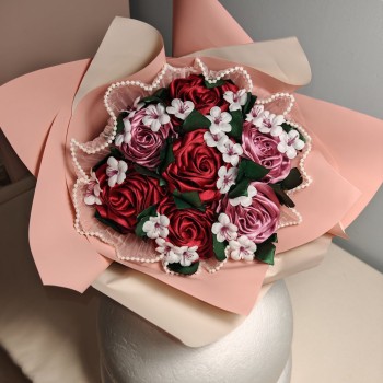 Bouquet con 7 rose e fiorellini n tessuto