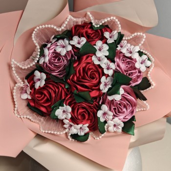 Bouquet con 7 rose e fiorellini n tessuto