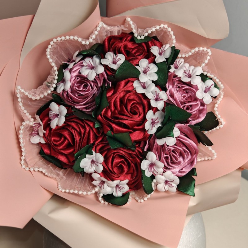 Bouquet con 7 rose e fiorellini n tessuto