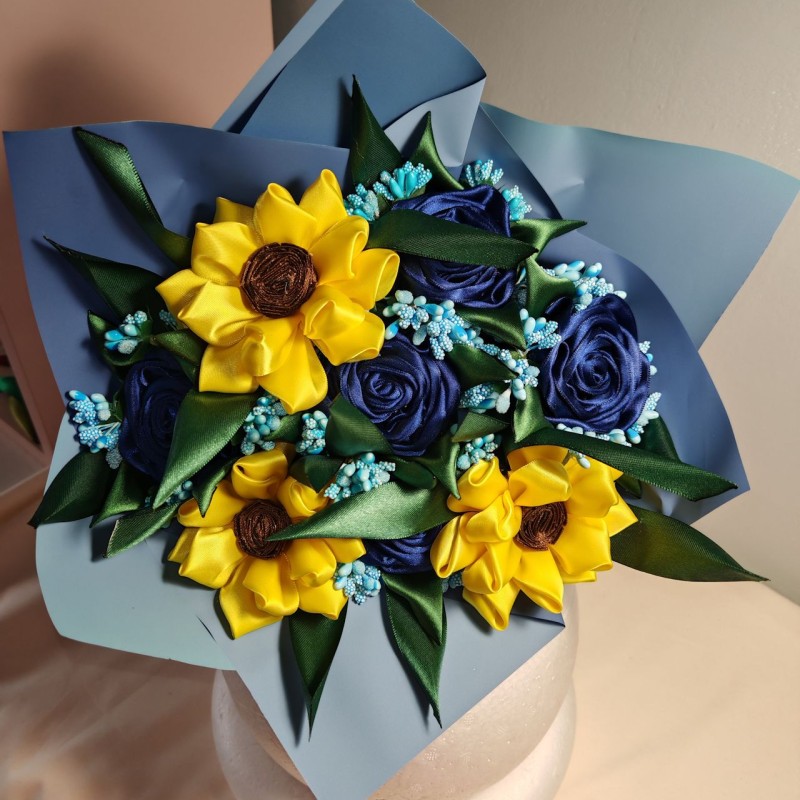 Bouquet con 5 rose e girasoli in tessuto