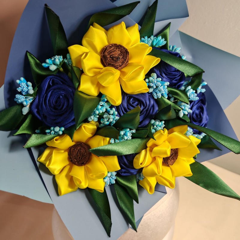 Bouquet con 5 rose e girasoli in tessuto