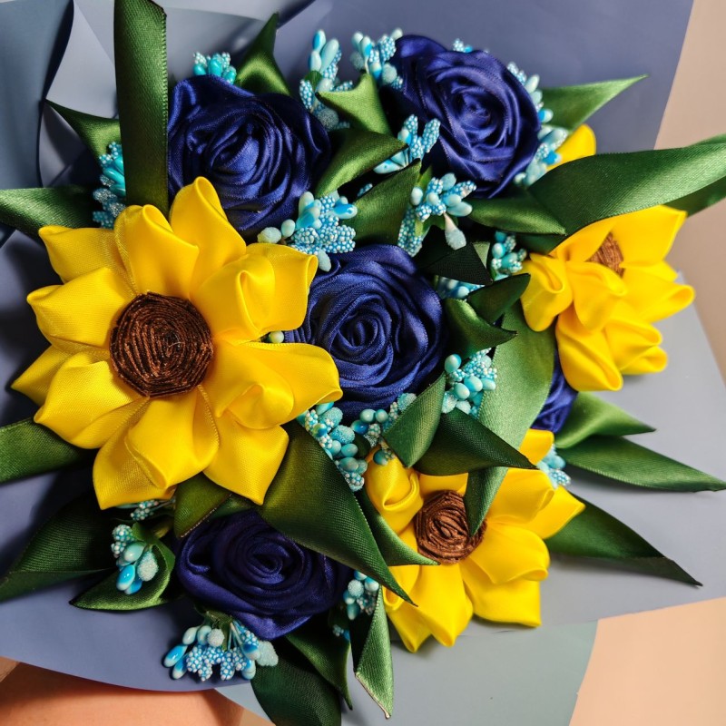 Bouquet con 5 rose e girasoli in tessuto