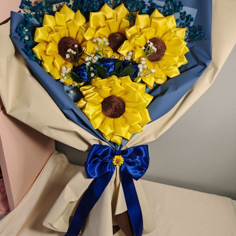 Bouquet di 4 girasoli e 3 rose in tessuto