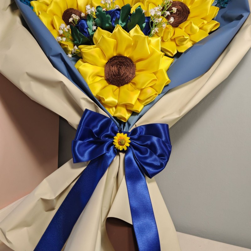 Bouquet di 4 girasoli e 3 rose in tessuto