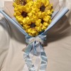 Bouquet di 5 girasoli in tessuto con fiocco bianco e azzurro e farfalline