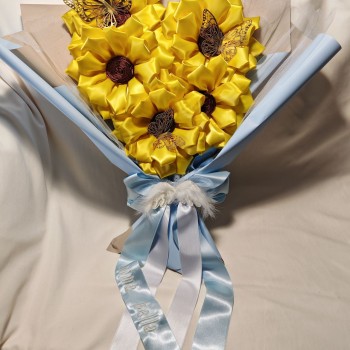 Bouquet di 5 girasoli in tessuto con fiocco bianco e azzurro e farfalline