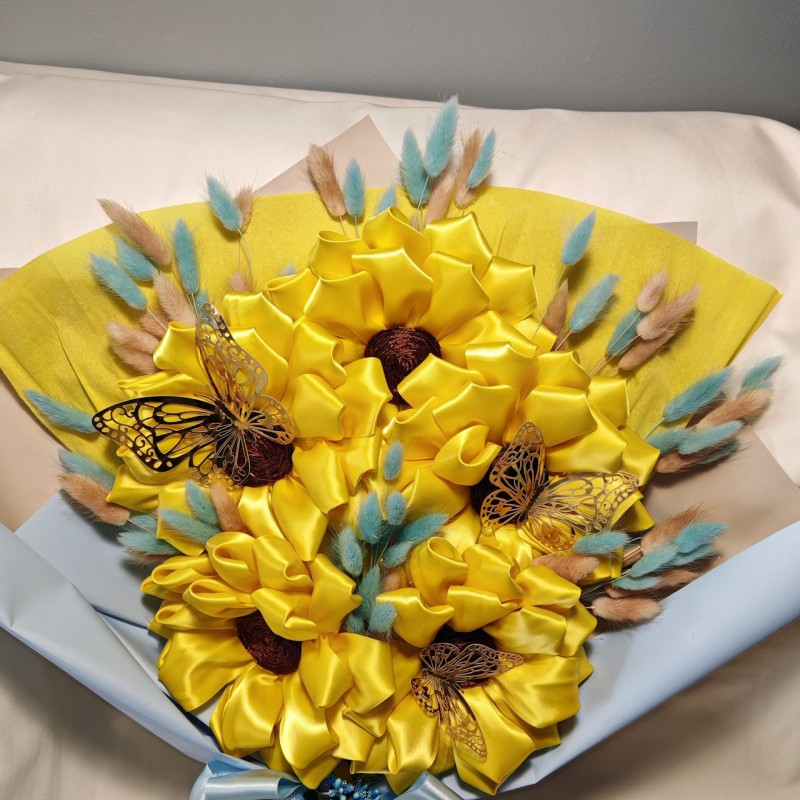 Bouquet di 5 girasoli in tessuto con fiocco bianco e azzurro e farfalline