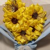 Bouquet di 5 girasoli in tessuto con fiocco bianco e azzurro e farfalline