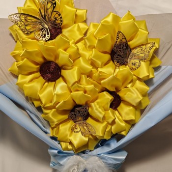 Bouquet di 5 girasoli in tessuto con fiocco bianco e azzurro e farfalline
