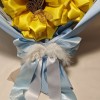 Bouquet di 5 girasoli in tessuto con fiocco bianco e azzurro e farfalline