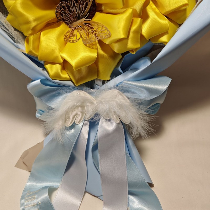 Bouquet di 5 girasoli in tessuto con fiocco bianco e azzurro e farfalline