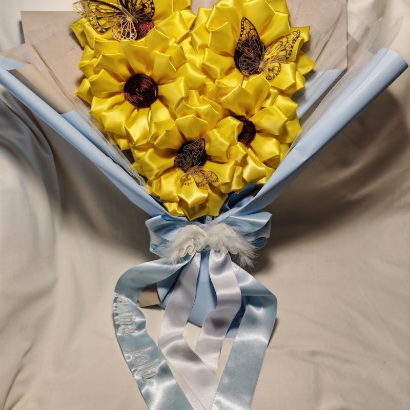 Bouquet di 5 girasoli in tessuto con fiocco bianco e azzurro e farfalline