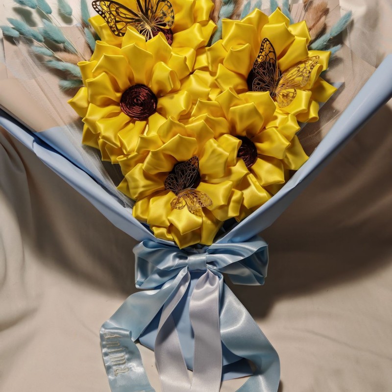 Bouquet di 5 girasoli in tessuto con fiocco bianco e azzurro e farfalline