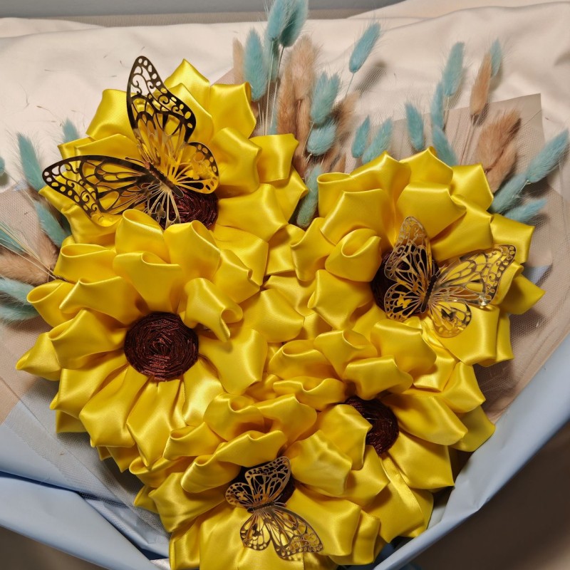 Bouquet di 5 girasoli in tessuto con fiocco bianco e azzurro e farfalline