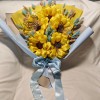 Bouquet di 5 girasoli in tessuto con fiocco bianco e azzurro e farfalline