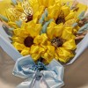Bouquet di 5 girasoli in tessuto con fiocco bianco e azzurro e farfalline