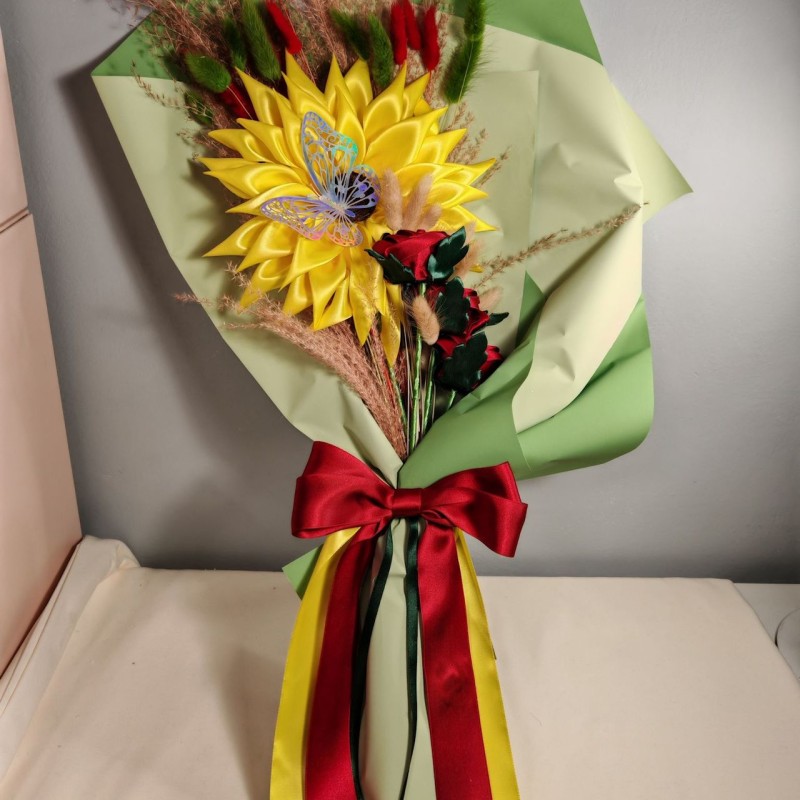 Bouquet 1 girasole con 3 rose e farfalla Bouquet 1 girasole con 3 rose e farfalla