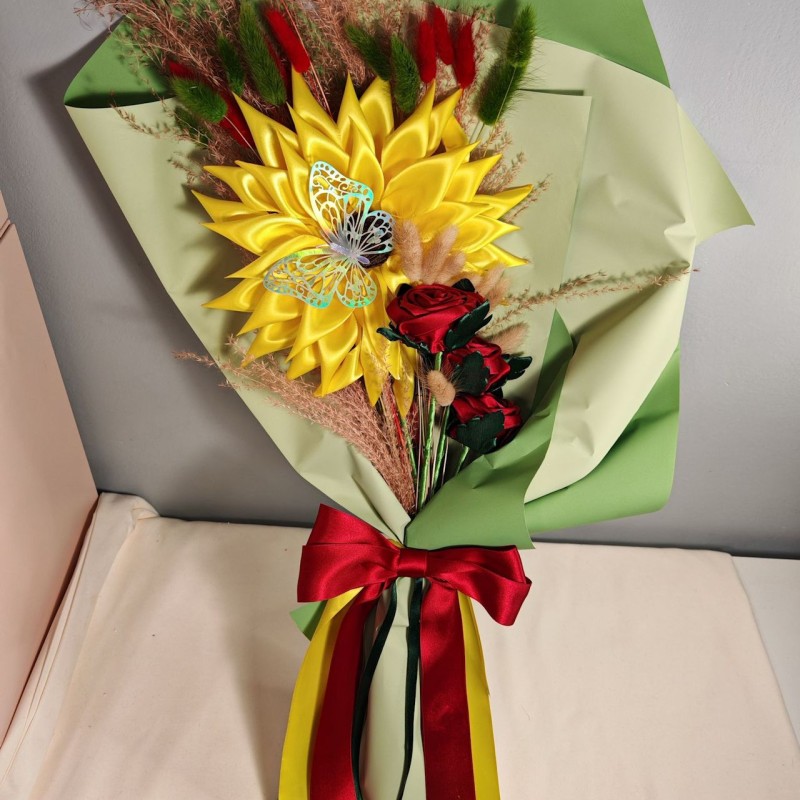 Bouquet 1 girasole con 3 rose e farfalla Bouquet 1 girasole con 3 rose e farfalla