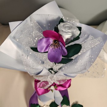 Bouquet di camelie, viola e rosa