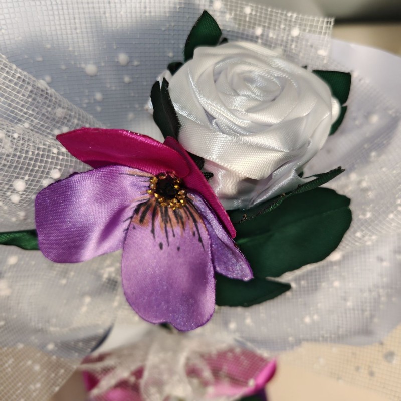 Bouquet di camelie, viola e rosa
