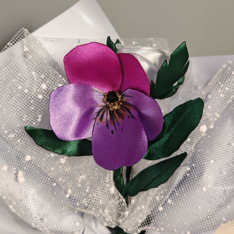 Bouquet di camelie, viola e rosa