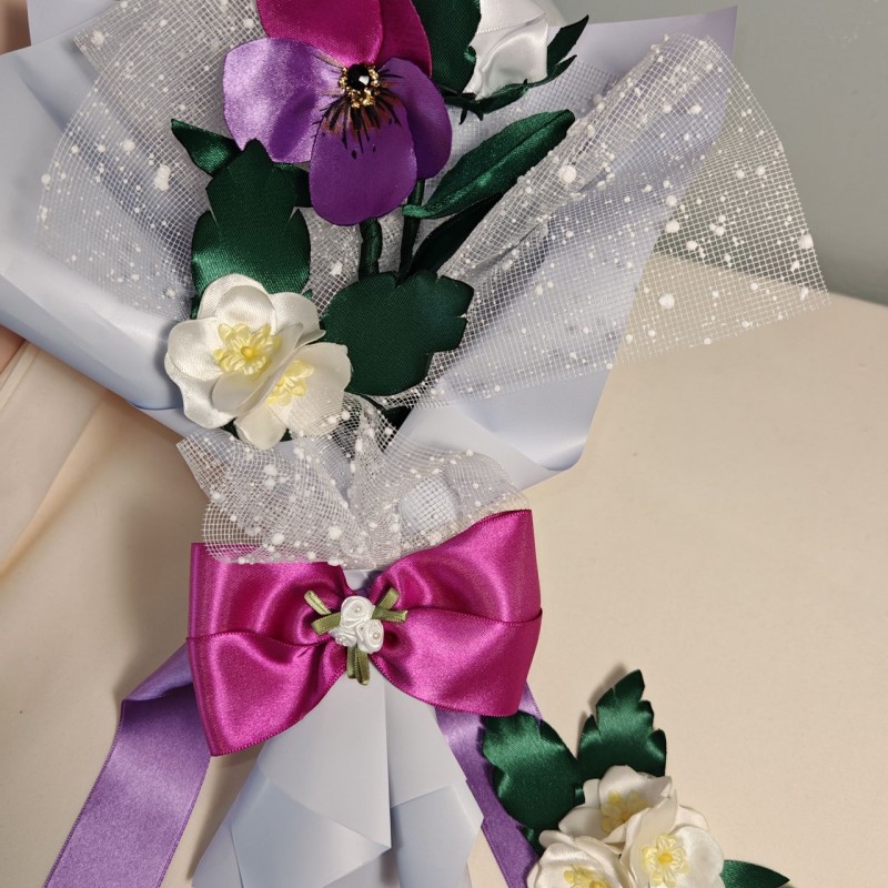 Bouquet di camelie, viola e rosa