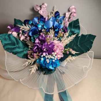 Bouquet di orchidee, ortensie, gypsophila, foglie verdi e rametti bianchi