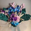 Bouquet di orchidee, ortensie, gypsophila, foglie verdi e rametti bianchi