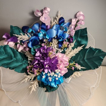 Bouquet di orchidee, ortensie, gypsophila, foglie verdi e rametti bianchi