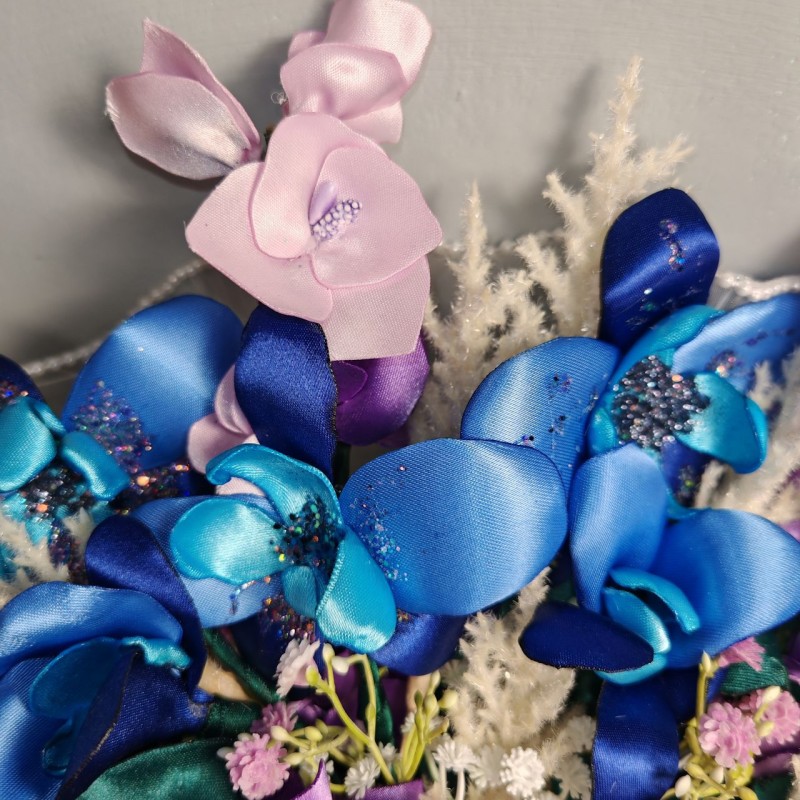 Bouquet di orchidee, ortensie, gypsophila, foglie verdi e rametti bianchi