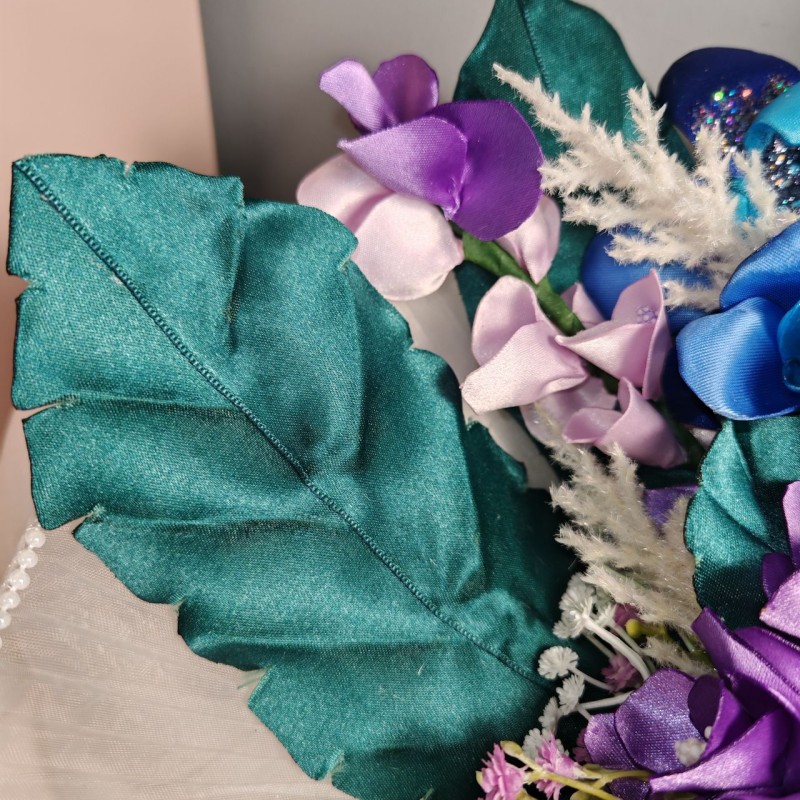 Bouquet di orchidee, ortensie, gypsophila, foglie verdi e rametti bianchi