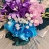 Bouquet di orchidee, ortensie, gypsophila, foglie verdi e rametti bianchi