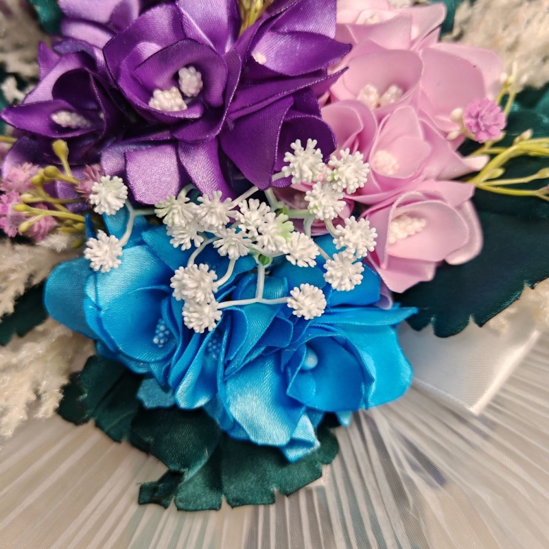 Bouquet di orchidee, ortensie, gypsophila, foglie verdi e rametti bianchi