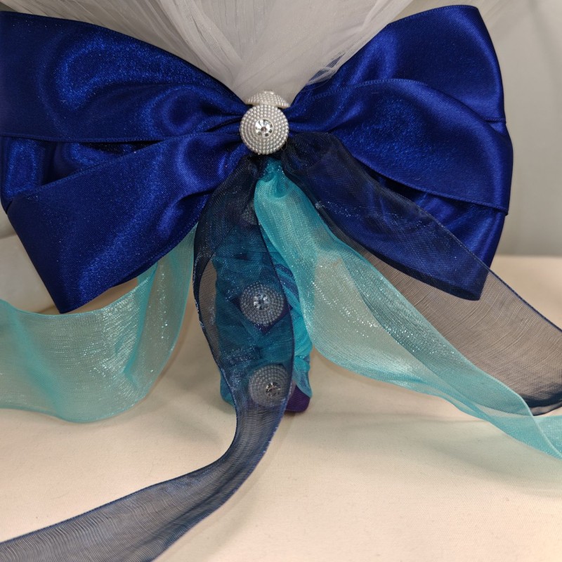 Bouquet di orchidee, ortensie, gypsophila, foglie verdi e rametti bianchi