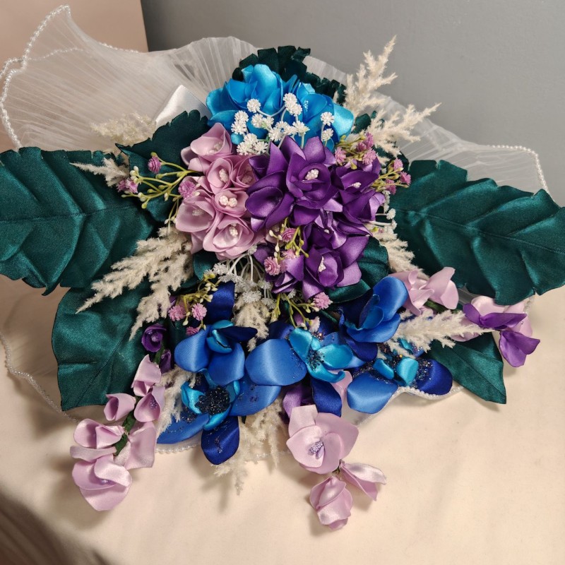 Bouquet di orchidee, ortensie, gypsophila, foglie verdi e rametti bianchi