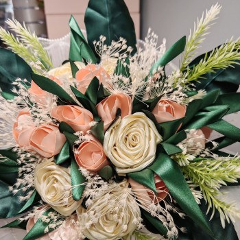 Bouquet in tessuto con rose e tulipani